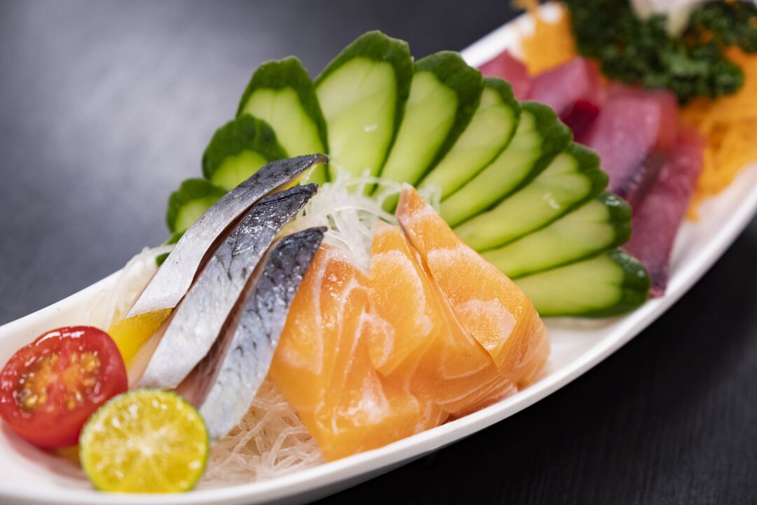 تعتبر الأسماك والخضروات أجزاء صحية من نظام كيتو الغذائي منخفض الكربوهيدرات