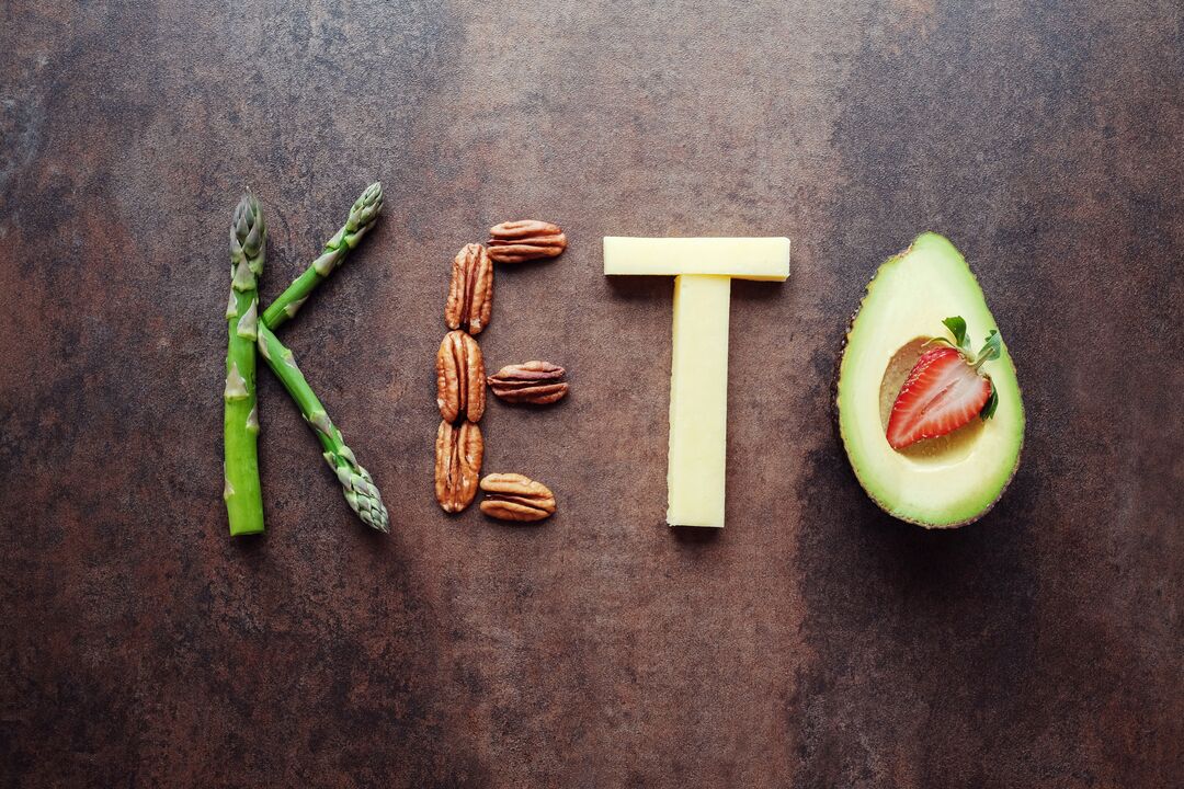 نظام كيتو الغذائي هو زيادة الدهون والبروتينات على خلفية الانخفاض الحاد في الكربوهيدرات. 